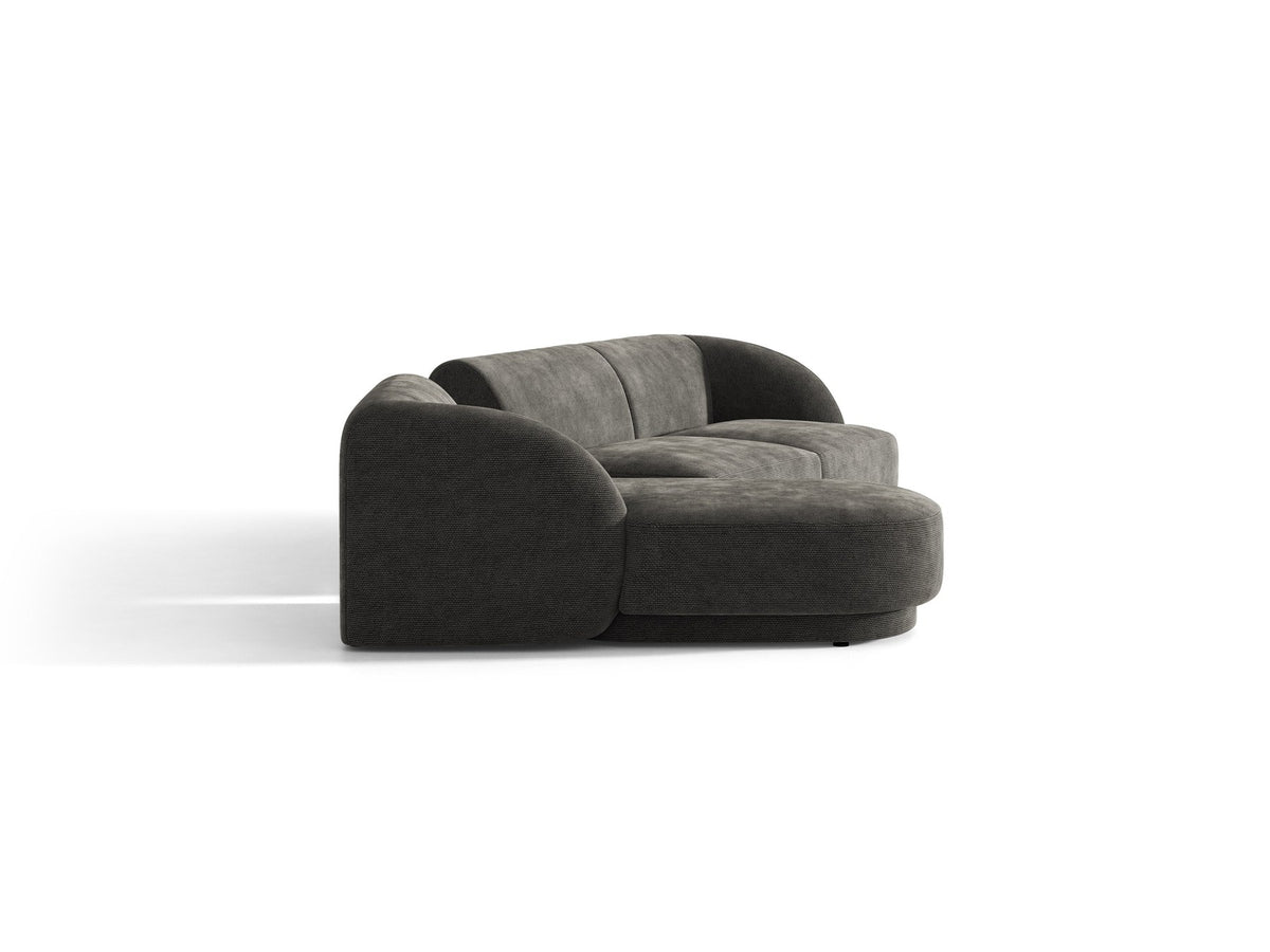 Braunes modulares Sofa Miley von Micadoni mit Bouclé-Stoff, schwarzen Kunststoffbeinen und breiter Sitzfläche im Wohnraum.