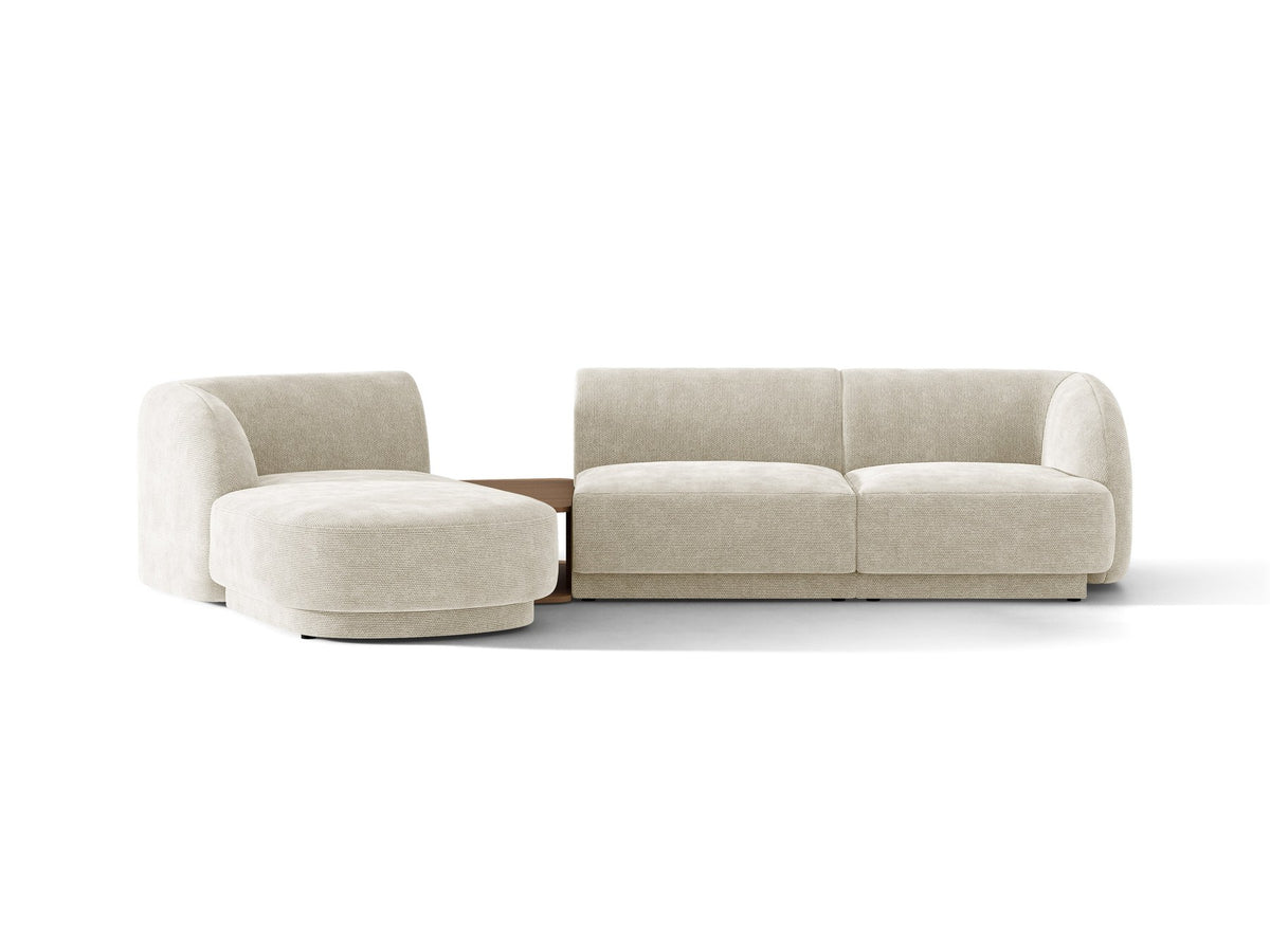 Braunes modulares Sofa Miley von Micadoni mit Bouclé-Stoff, schwarzen Kunststoffbeinen und breiter Sitzfläche im Wohnraum.