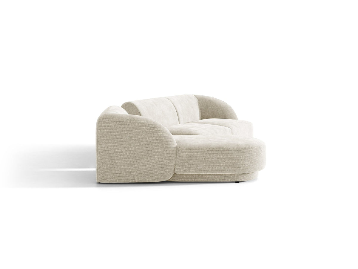Braunes modulares Sofa Miley von Micadoni mit Bouclé-Stoff, schwarzen Kunststoffbeinen und breiter Sitzfläche im Wohnraum.