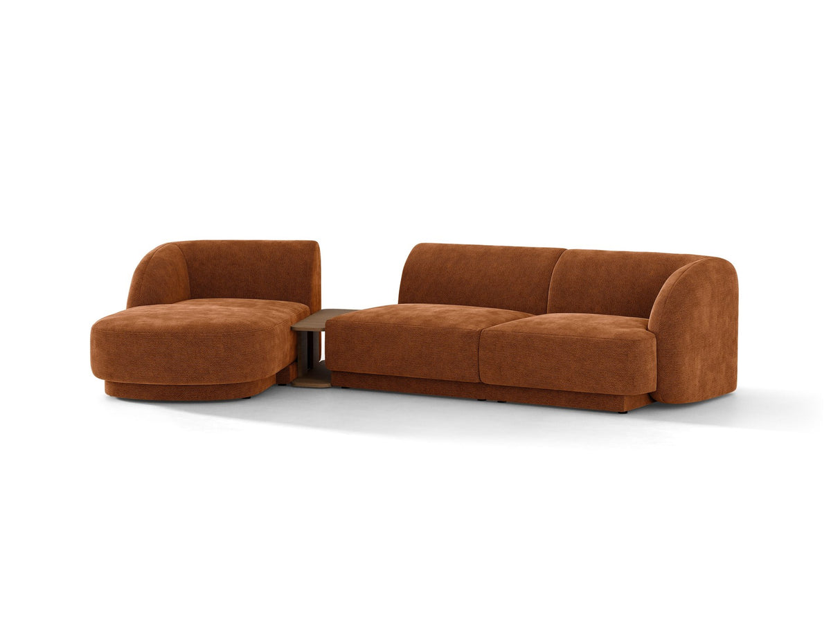 Braunes modulares Sofa Miley von Micadoni mit Bouclé-Stoff, schwarzen Kunststoffbeinen und breiter Sitzfläche im Wohnraum.