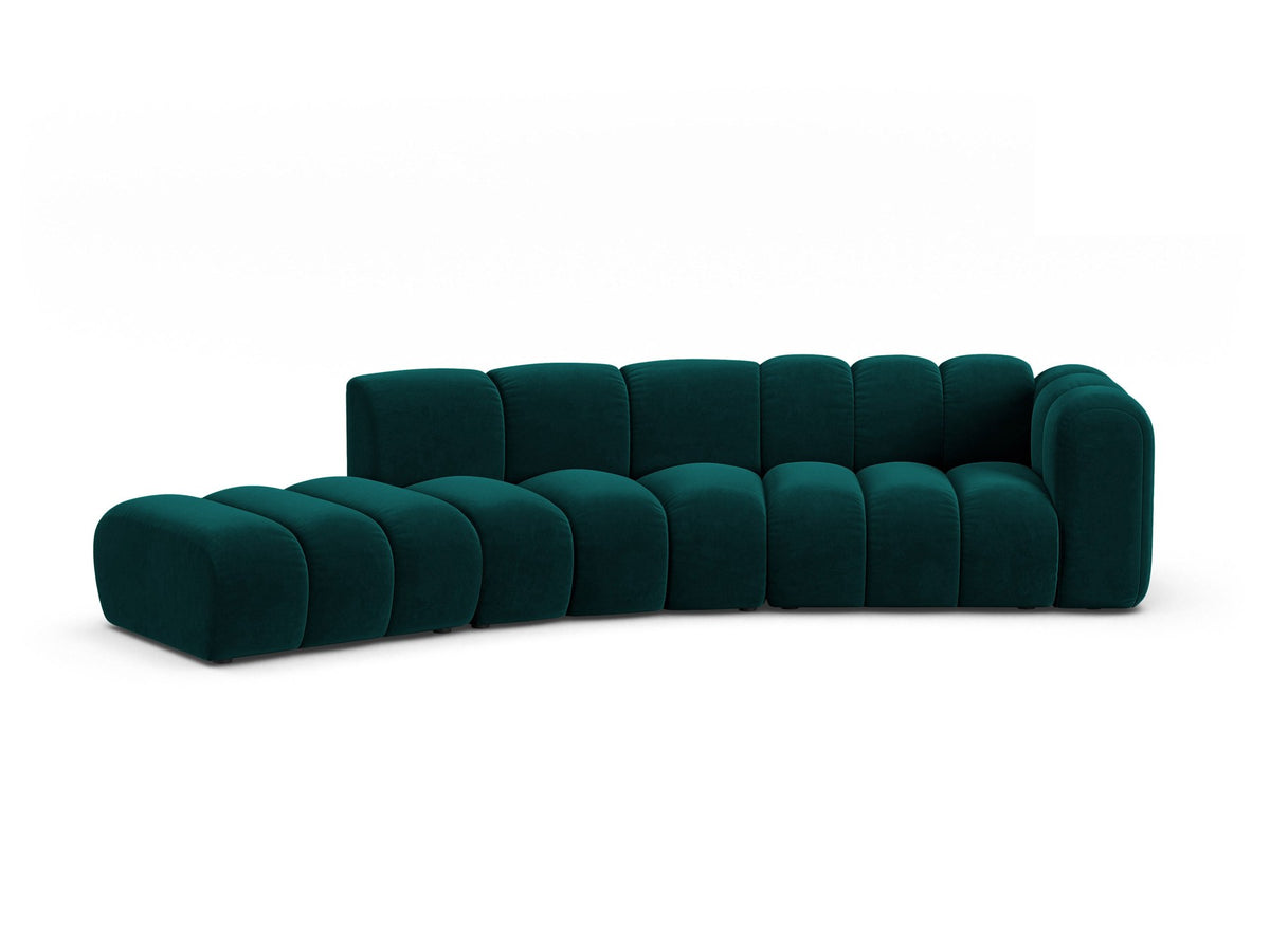Offenes rundes L-Sofa links Lupine von Micadoni in leichtem Beige, bezogen mit Samtstoff Venus, schwarze Kunststoffbeine.