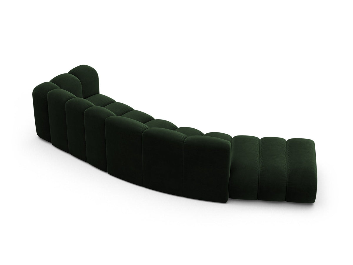 Offenes rundes L-Sofa links Lupine von Micadoni in leichtem Beige, bezogen mit Samtstoff Venus, schwarze Kunststoffbeine.