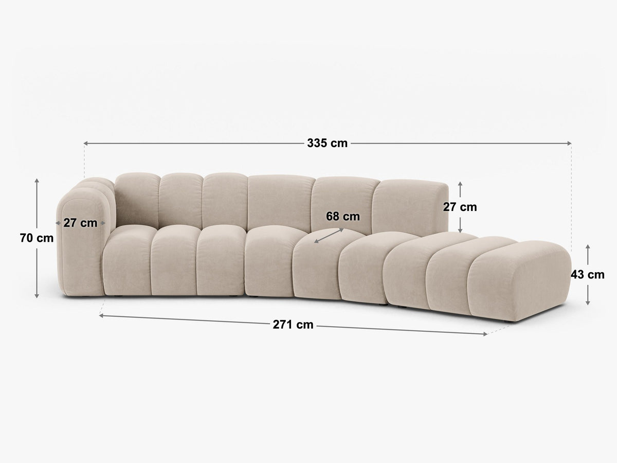 Offenes rundes L-Sofa links Lupine von Micadoni in leichtem Beige, bezogen mit Samtstoff Venus, schwarze Kunststoffbeine.