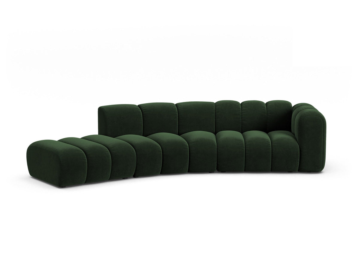 Offenes rundes L-Sofa links Lupine von Micadoni in leichtem Beige, bezogen mit Samtstoff Venus, schwarze Kunststoffbeine.
