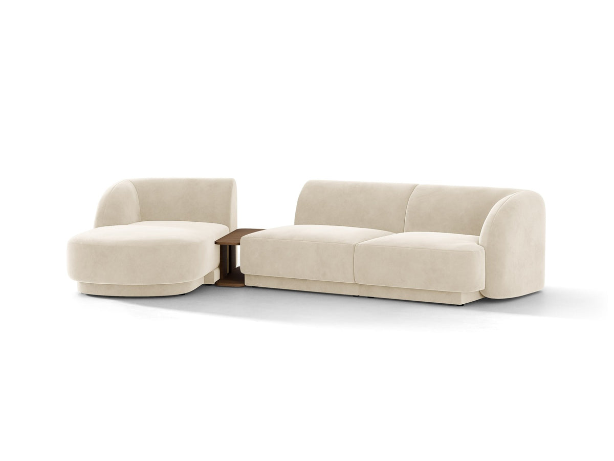 Braunes modulares Sofa Miley von Micadoni mit Bouclé-Stoff, schwarzen Kunststoffbeinen und breiter Sitzfläche im Wohnraum.
