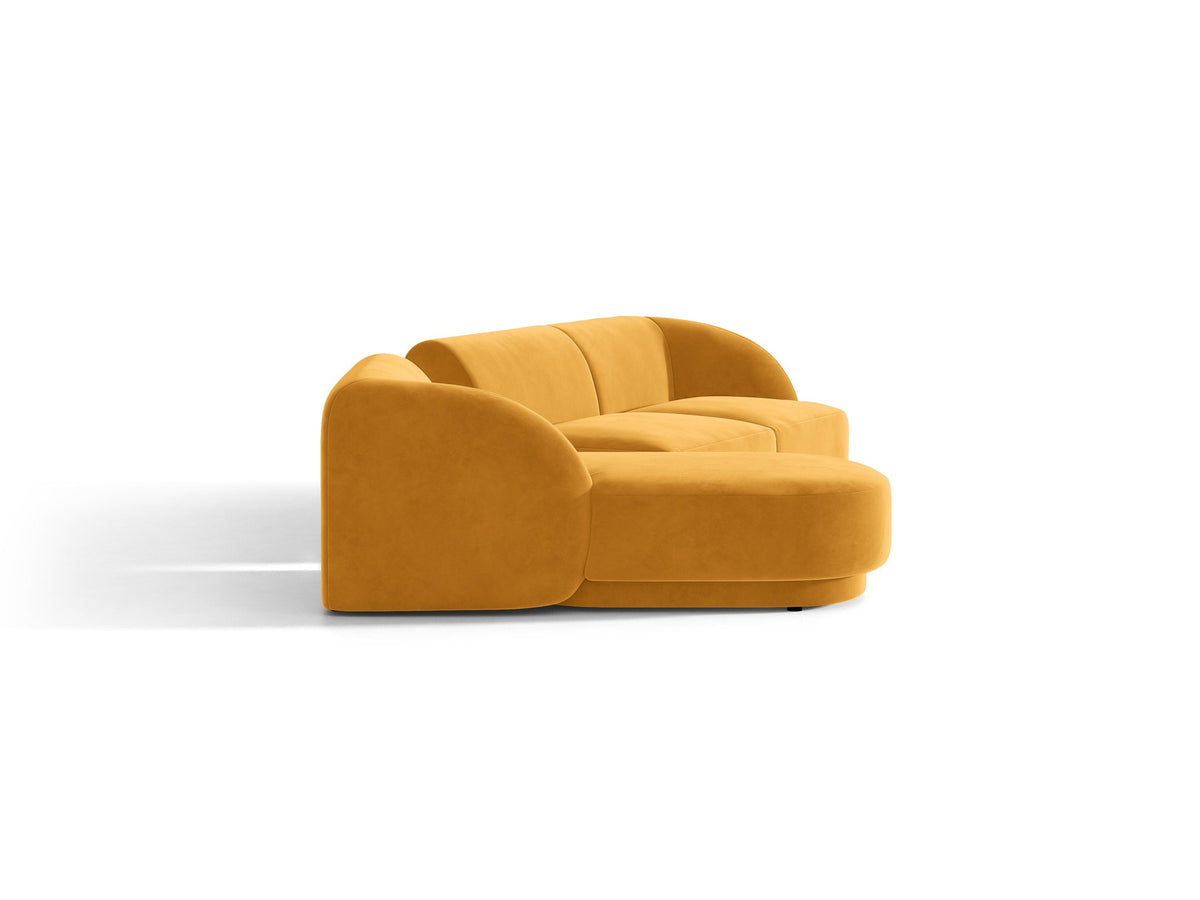 Braunes modulares Sofa Miley von Micadoni mit Bouclé-Stoff, schwarzen Kunststoffbeinen und breiter Sitzfläche im Wohnraum.
