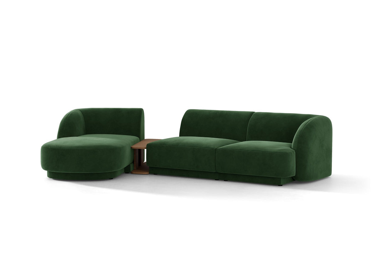 Braunes modulares Sofa Miley von Micadoni mit Bouclé-Stoff, schwarzen Kunststoffbeinen und breiter Sitzfläche im Wohnraum.