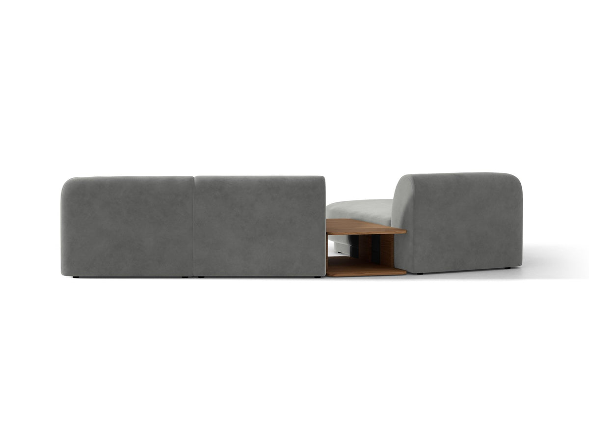 Braunes modulares Sofa Miley von Micadoni mit Bouclé-Stoff, schwarzen Kunststoffbeinen und breiter Sitzfläche im Wohnraum.