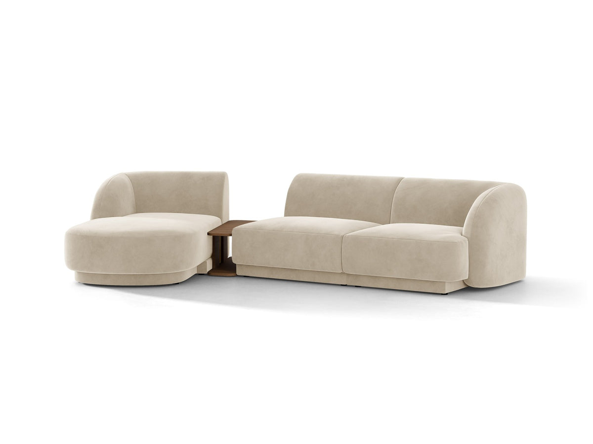Braunes modulares Sofa Miley von Micadoni mit Bouclé-Stoff, schwarzen Kunststoffbeinen und breiter Sitzfläche im Wohnraum.
