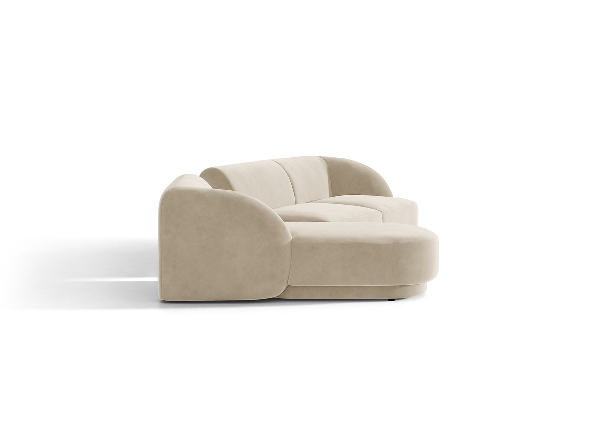 Braunes modulares Sofa Miley von Micadoni mit Bouclé-Stoff, schwarzen Kunststoffbeinen und breiter Sitzfläche im Wohnraum.