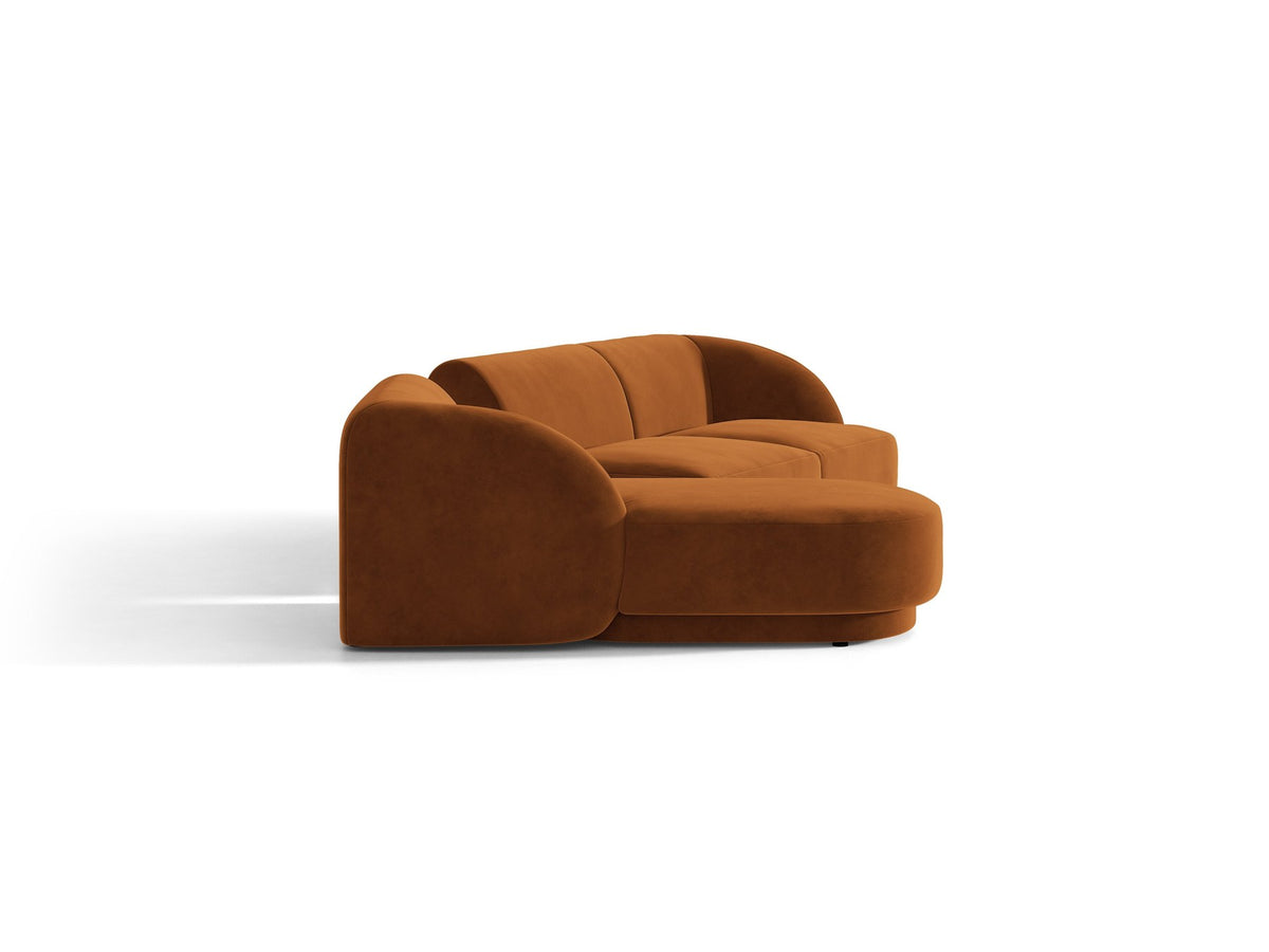 Braunes modulares Sofa Miley von Micadoni mit Bouclé-Stoff, schwarzen Kunststoffbeinen und breiter Sitzfläche im Wohnraum.