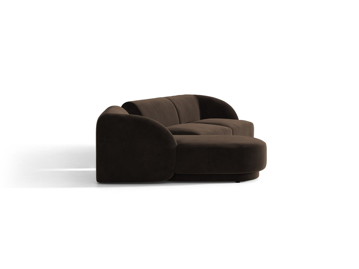 Braunes modulares Sofa Miley von Micadoni mit Bouclé-Stoff, schwarzen Kunststoffbeinen und breiter Sitzfläche im Wohnraum.