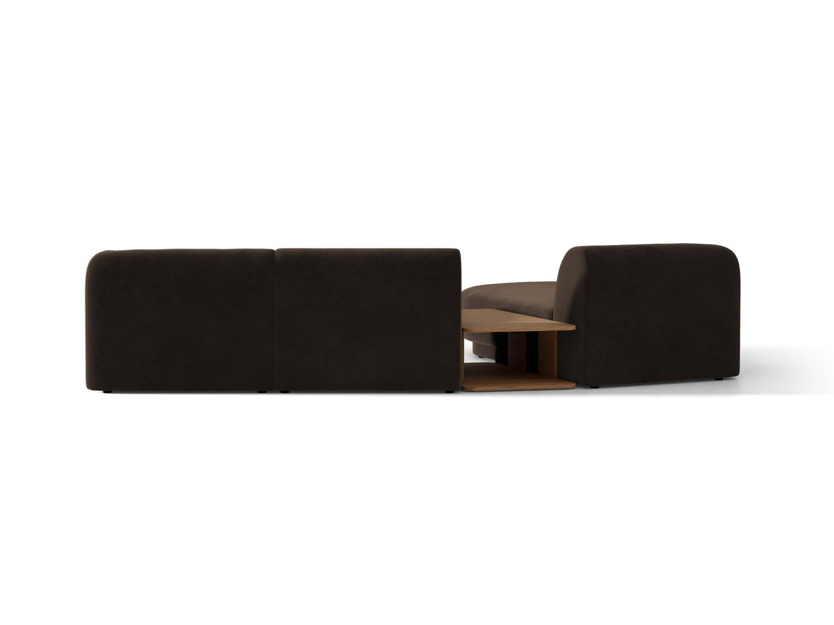 Braunes modulares Sofa Miley von Micadoni mit Bouclé-Stoff, schwarzen Kunststoffbeinen und breiter Sitzfläche im Wohnraum.