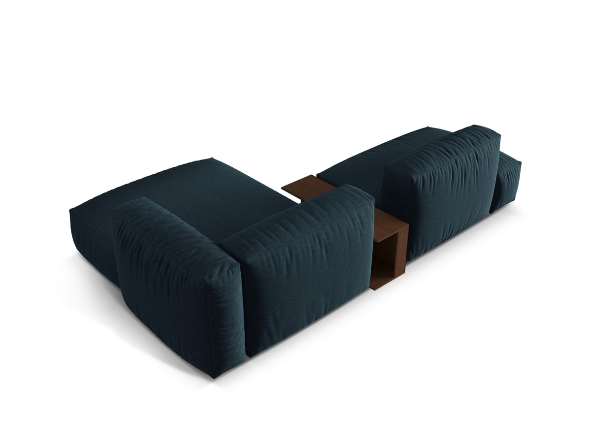 Elegantes Martina L-Sofa in Blue Jeans-Boston, 2-Sitzer mit praktischem Beistelltisch, ideal für stilvolle und komfortable Wohnräume.