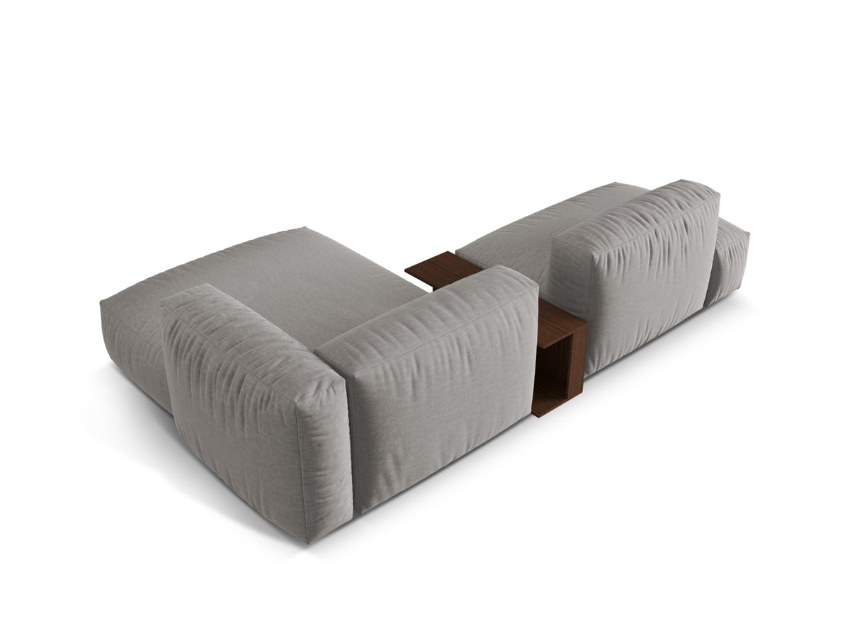 Modernes, hellgraues L-Sofa Martina mit praktischem Beistelltisch, ideal für gemütliche Abende und stilvolle Einrichtung.