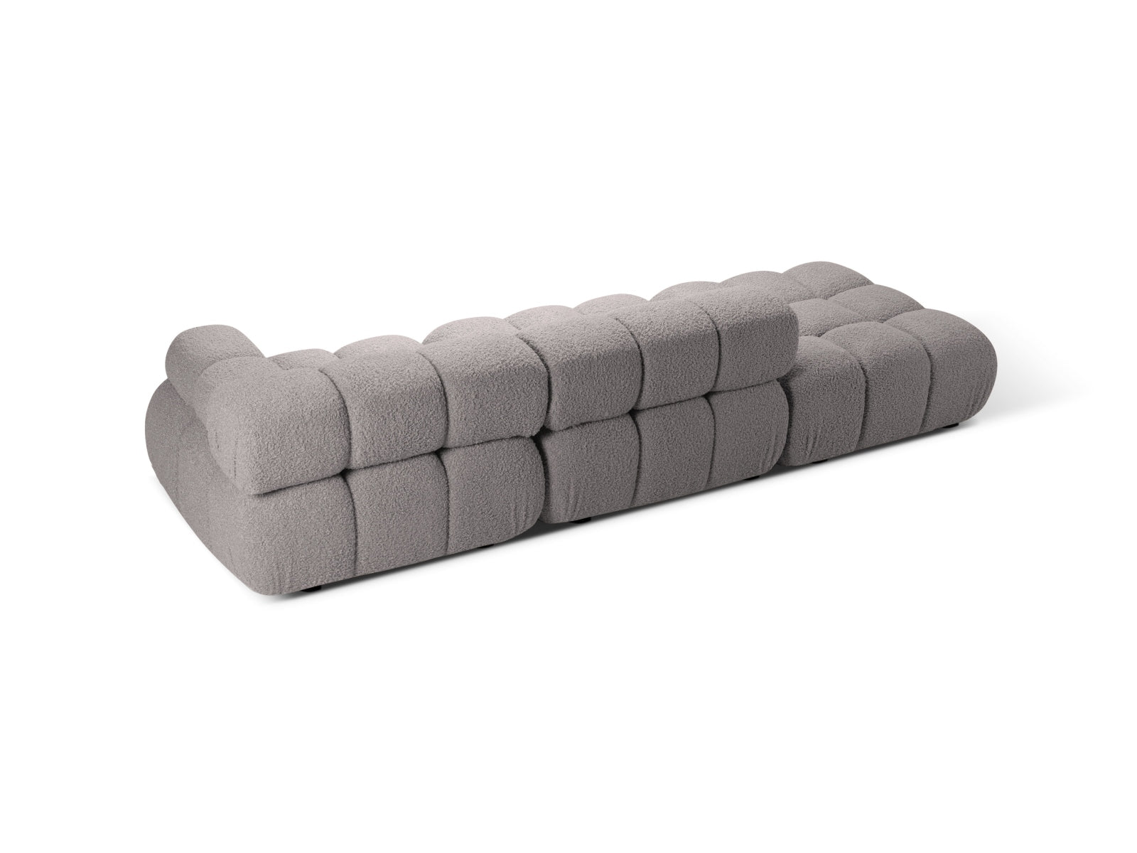 Erleben Sie das Bellis Boucle Sofa links von Micadoni – ein modernes 4-Sitzer Sofa, das durch seine modulare Bauweise und luxuriöse Polsterung besticht.