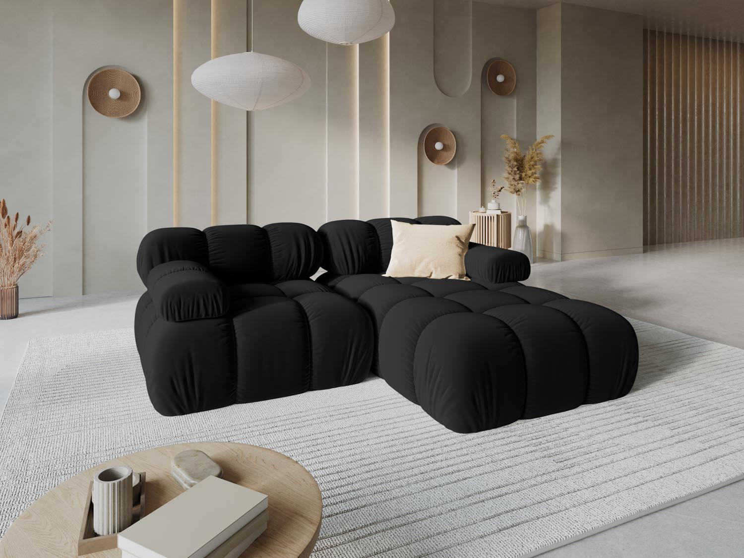 Elegantes Bellis Velour Ecksofa in Schwarz-Bluvel, 3-Sitzer, ideal für stilvolle Wohnräume, präsentiert in modernem Ambiente.