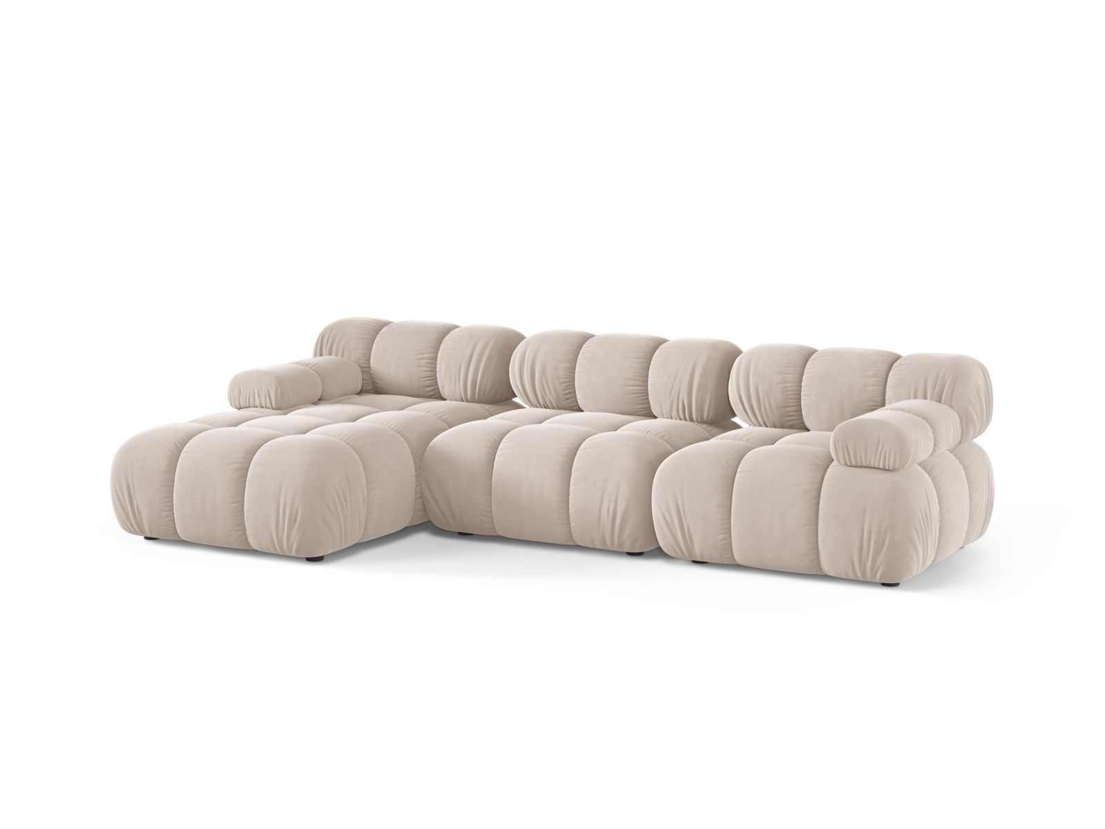 Elegantes 4-Sitzer Ecksofa Bellis in hellem Beige, ideal für moderne Wohnräume, präsentiert von Micadoni.