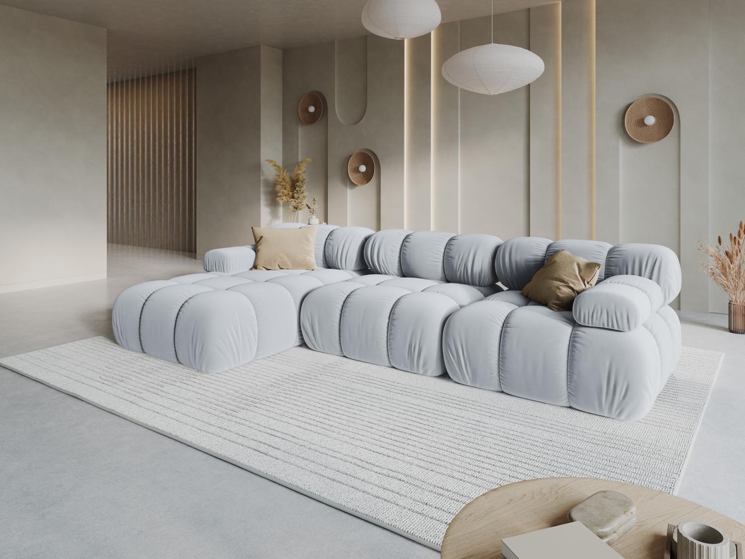 Elegantes Bellis Velour Ecksofa in sanftem Hellblau, ideal für stilvolle Wohnräume, präsentiert in einer gemütlichen Umgebung.