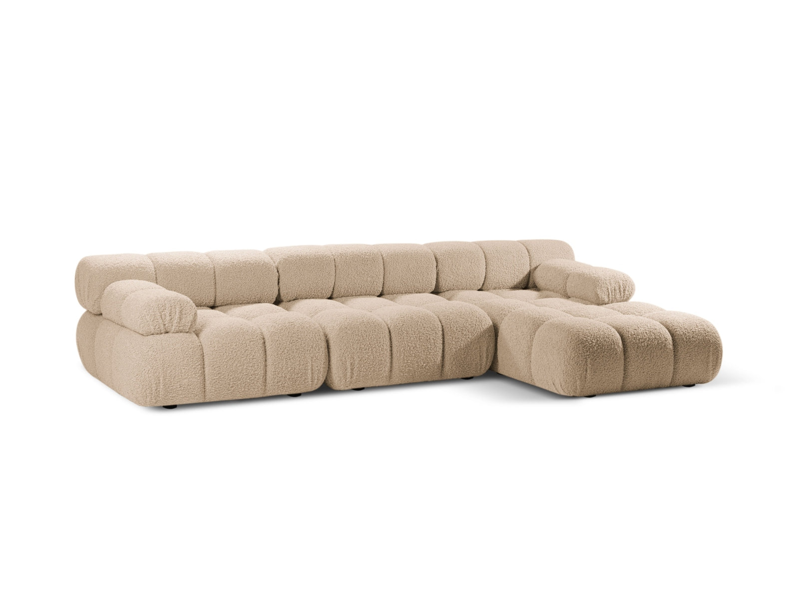 Entdecken Sie das Bellis Boucle Ecksofa rechts von Micadoni – ein stilvolles 4-Sitzer Sofa mit modularer Flexibilität und hohem Komfort für Ihr Wohnzimmer.