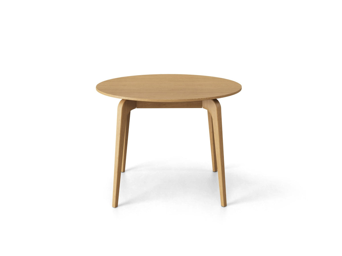 Quadratischer Esstisch mit Eichenfurnier-Oberfläche und Holzbeinen aus Eiche, Modell Renee von Micadoni, ohne Zubehör fotografiert.