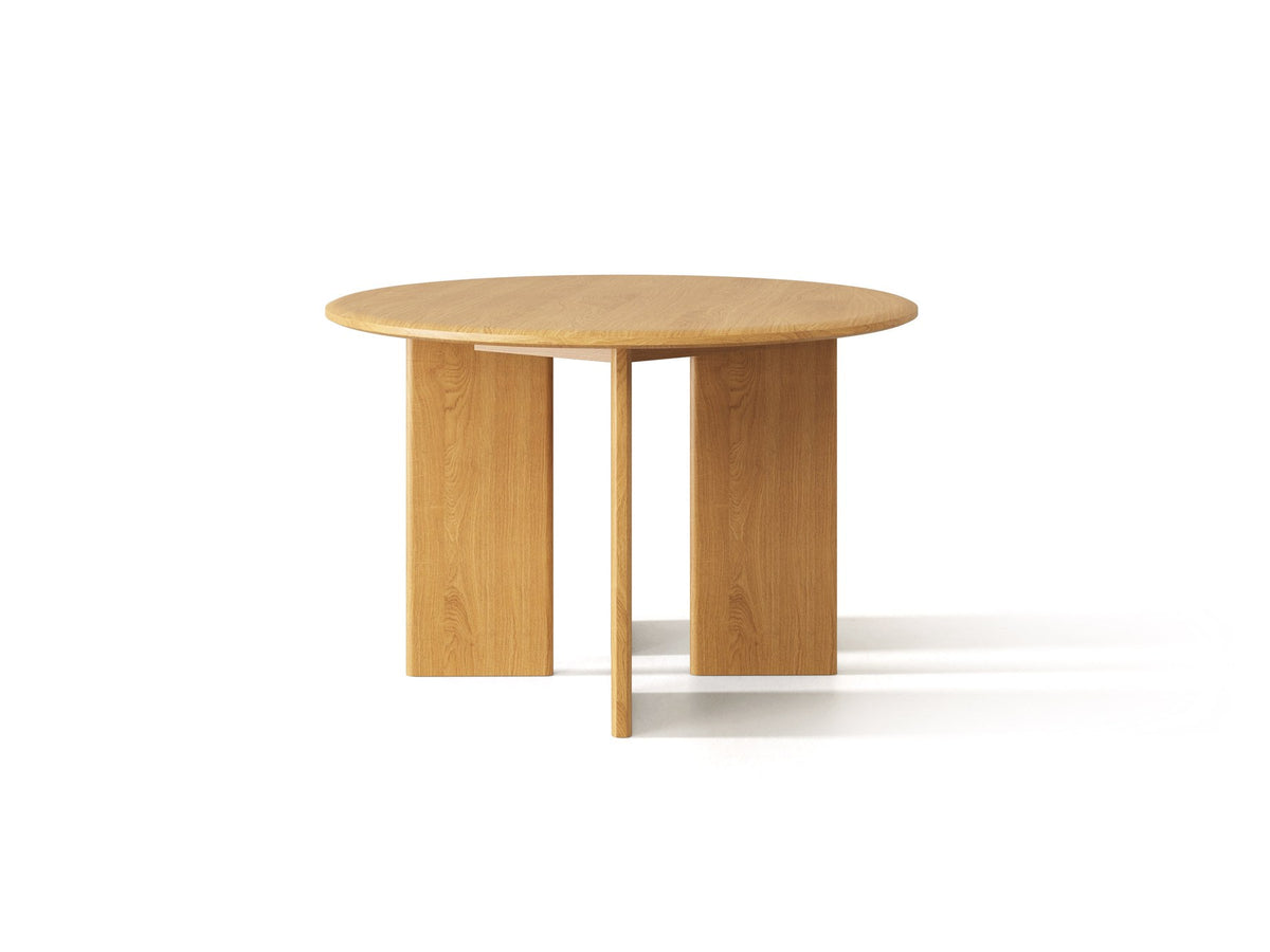 Charlotte Kaffeetisch von Micadoni mit runden Holzbeinen aus natürlicher Eiche, quadratischer Tischplatte und kompakter Grösse für den Wohnbereich.