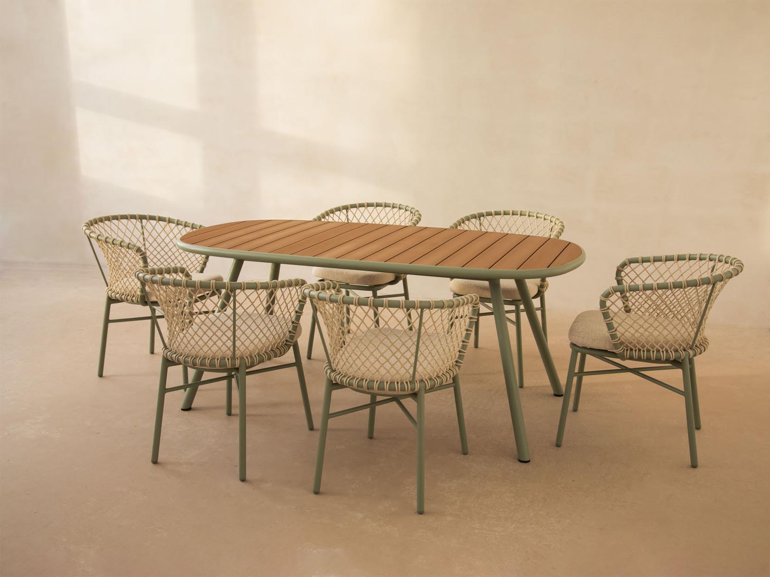 Eleganter Gartentisch Niublau für bis zu 6 Personen, 180x90 cm, perfekt für gesellige Abende im Freien, hochwertig von Micadoni.
