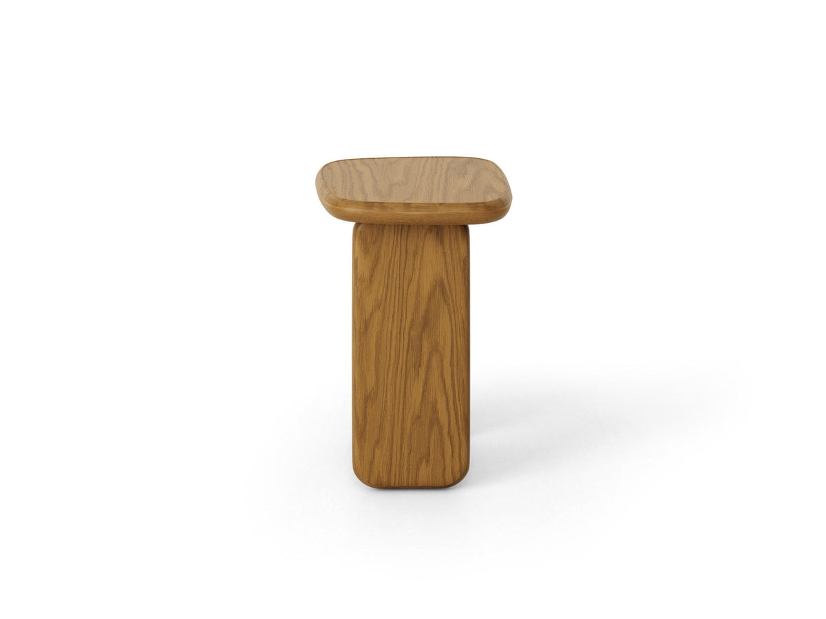 Rechteckiger Beistelltisch aus Holz in schwarzer Eichen-Optik mit zwei schlanken Beinen und niedriger Bauform, Modell Lana von Micadoni.