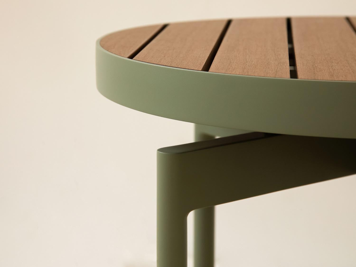 Moderner Beistelltisch für den Außenbereich von Micadoni, geeignet für 2 Personen, mit kompakten Maßen von 48,5x48,5 cm, ideal für entspannte Stunden im Freien.