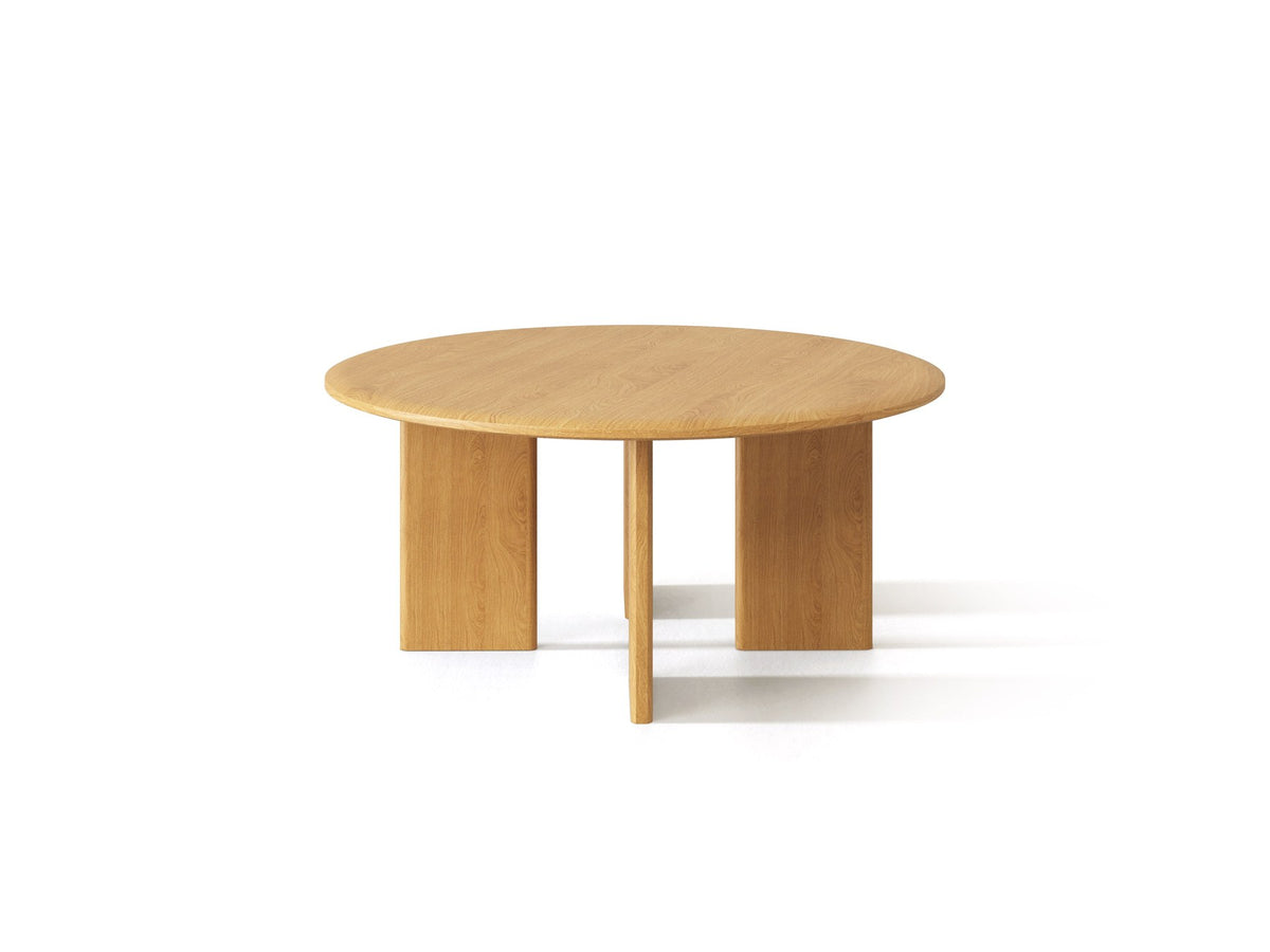 Charlotte Kaffeetisch von Micadoni mit runden Holzbeinen aus natürlicher Eiche, quadratischer Tischplatte und kompakter Grösse für den Wohnbereich.