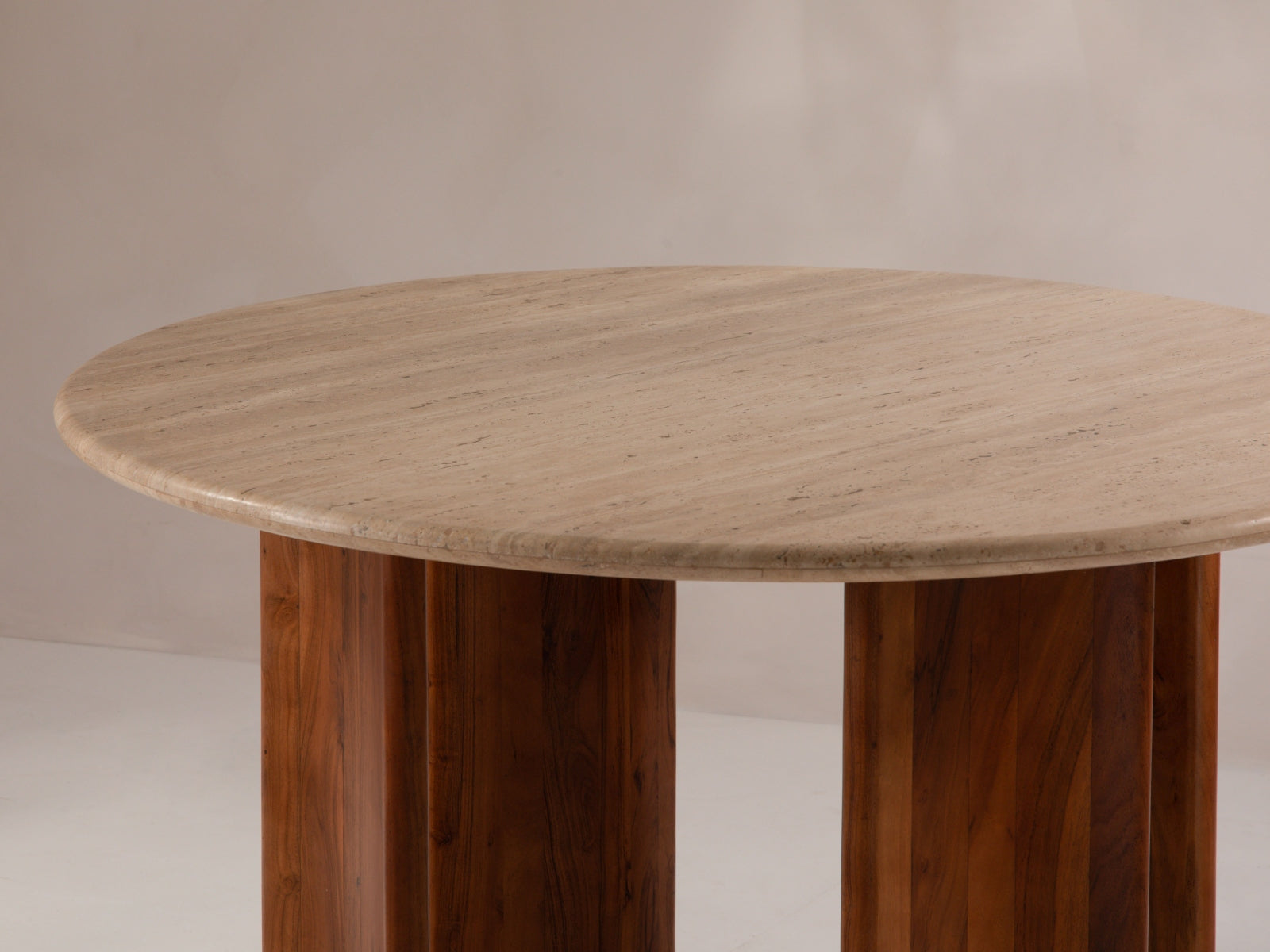 Eleganter ausziehbarer Tisch Nido von Micadoni, perfekt für gesellige Runden und festliche Zusammenkünfte mit bis zu 12 Sitzplätzen.