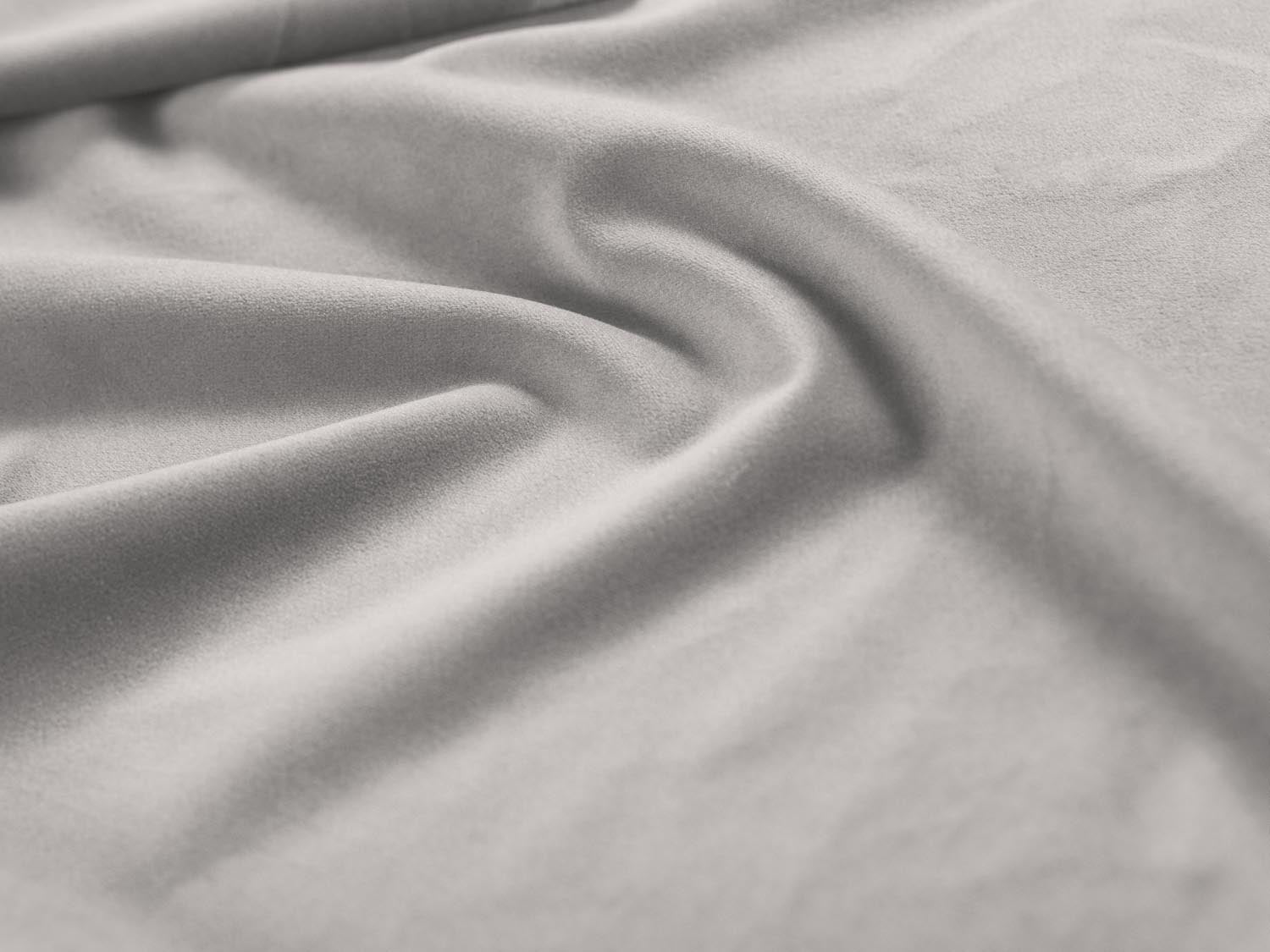 Stilvolles 9-Sitzer Ecksofa Mamaia aus Velours, in edlem Silber und Schwarz-Bluvel, ideal für ein modernes und gemütliches Wohnzimmer.
