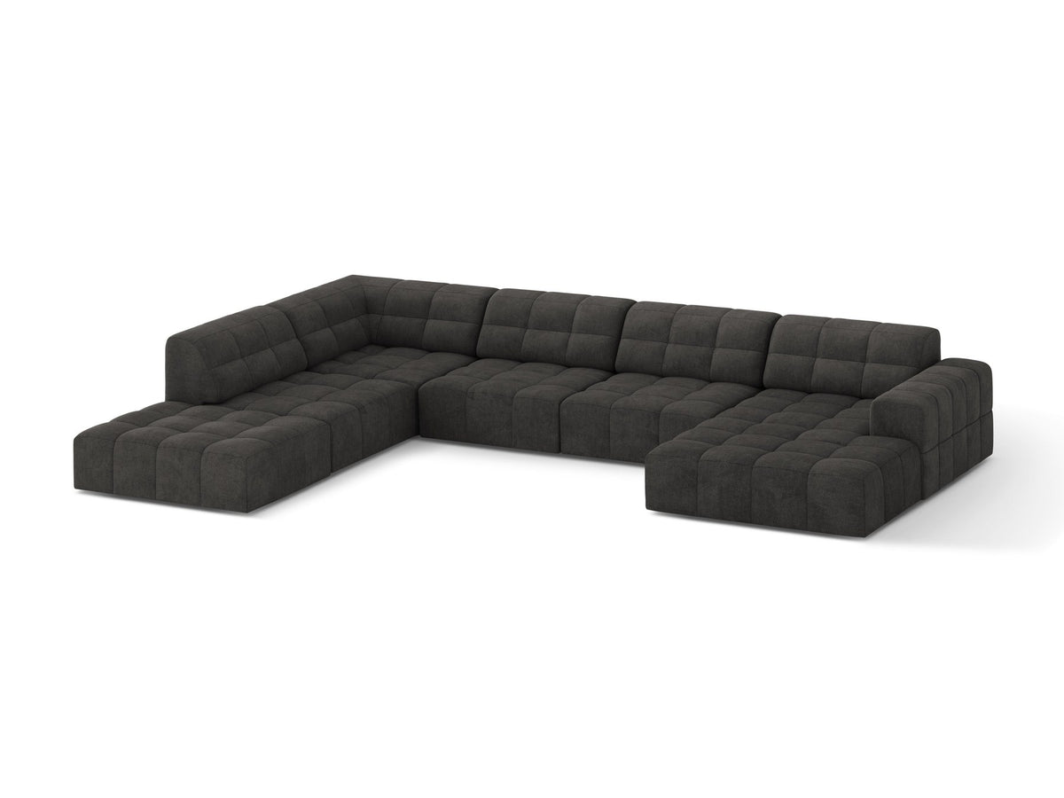 Ecksofa links Jennifer von Micadoni in leichtem Beige mit Bluvel-Stoff, schwarzen Kunststoffbeinen und breiter Sitzfläche.