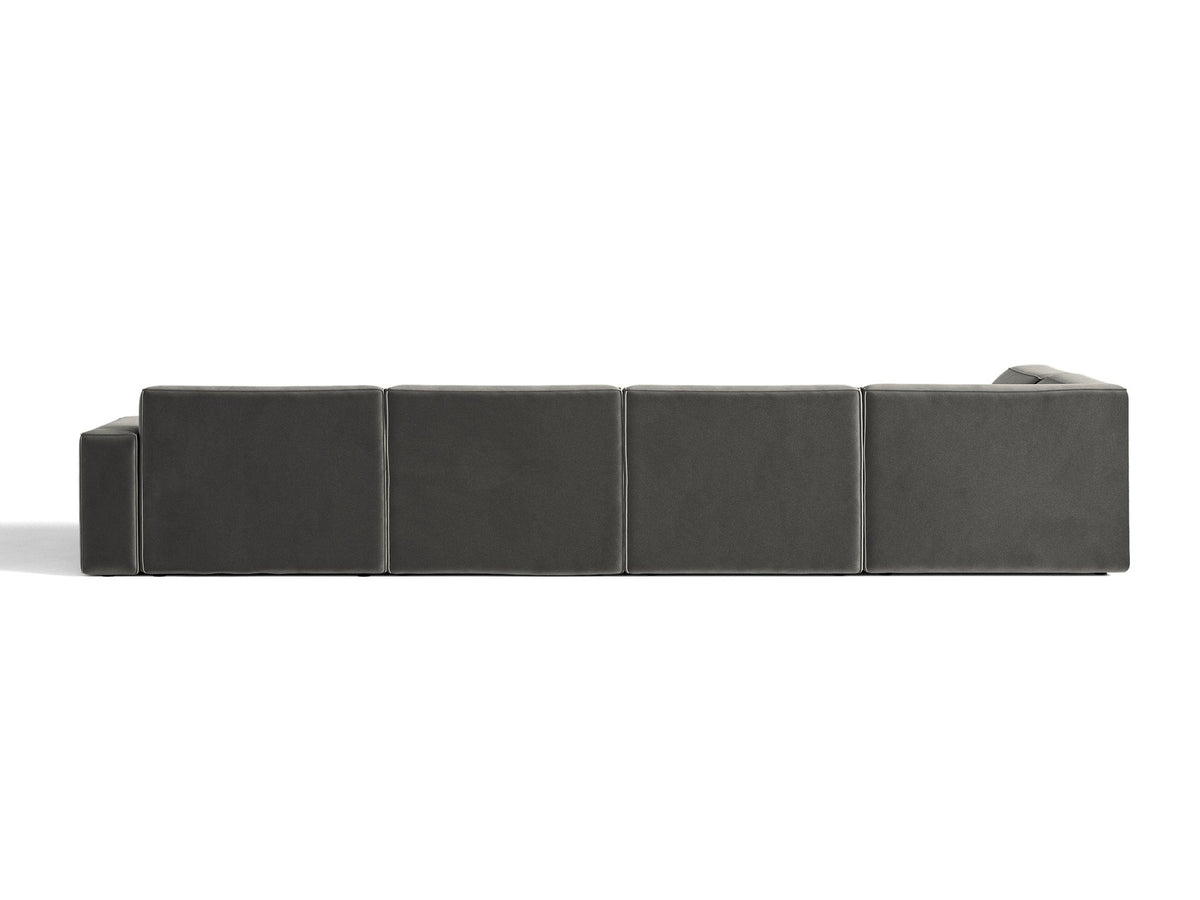 Modulares Ecksofa links Jodie von Micadoni in leichtem Beige mit Venus-Samtstoff, schwarzen Kunststoffbeinen und Panoramaform.