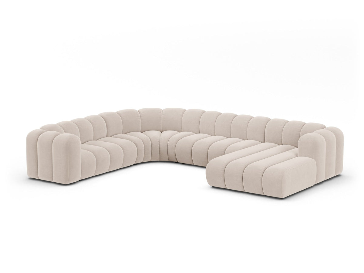 Foto eines modularen Ecksofas links in leichtem Beige aus Samtstoff Venus, mit schwarzen Kunststoffbeinen und breiter Sitzfläche.