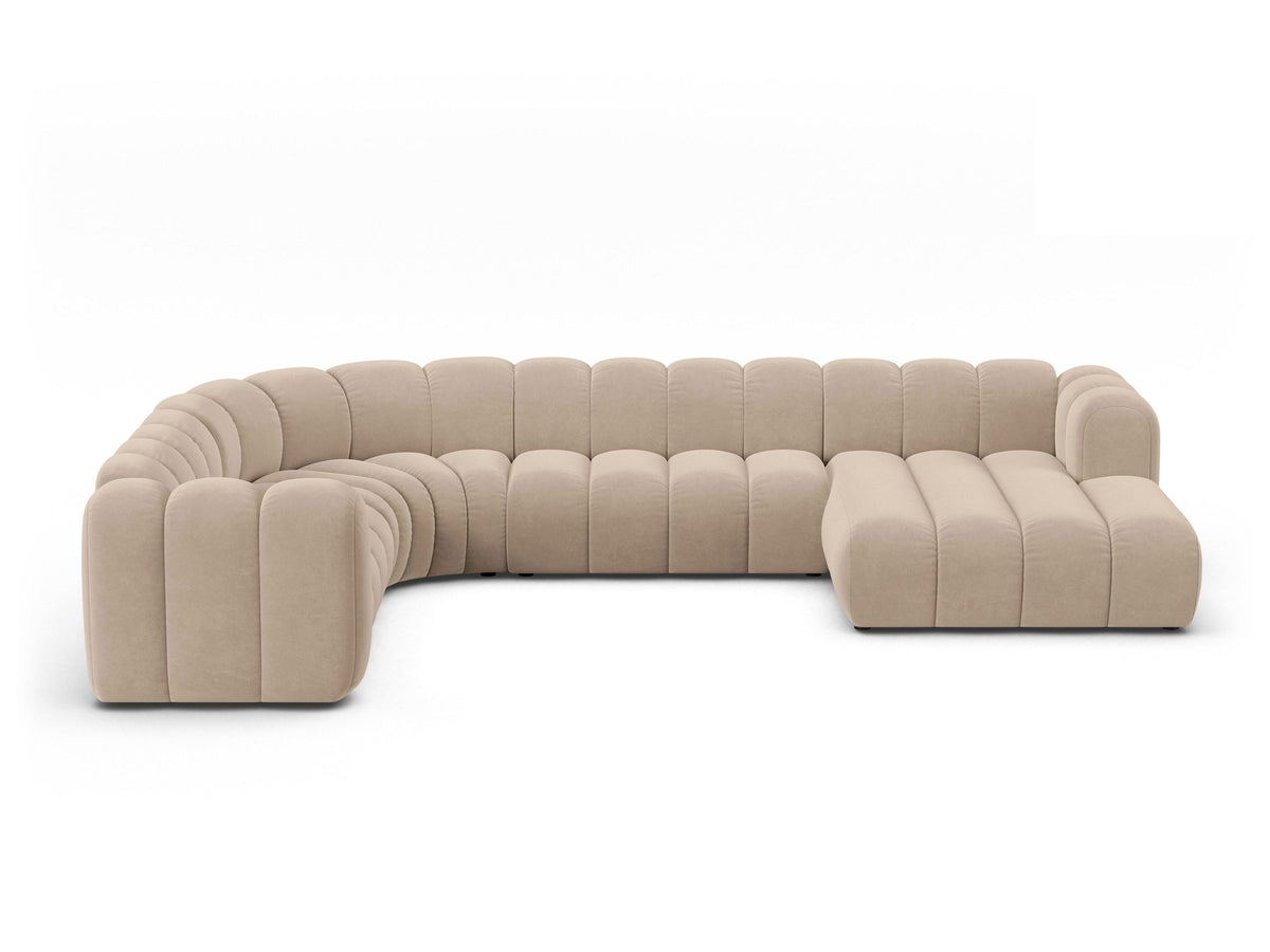 Foto eines modularen Ecksofas links in leichtem Beige aus Samtstoff Venus, mit schwarzen Kunststoffbeinen und breiter Sitzfläche.