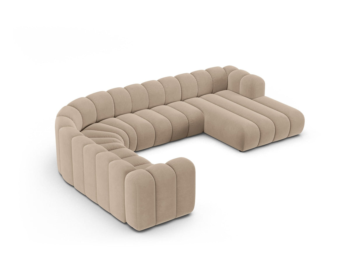Foto eines modularen Ecksofas links in leichtem Beige aus Samtstoff Venus, mit schwarzen Kunststoffbeinen und breiter Sitzfläche.