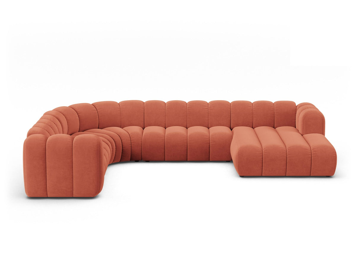 Foto eines modularen Ecksofas links in leichtem Beige aus Samtstoff Venus, mit schwarzen Kunststoffbeinen und breiter Sitzfläche.