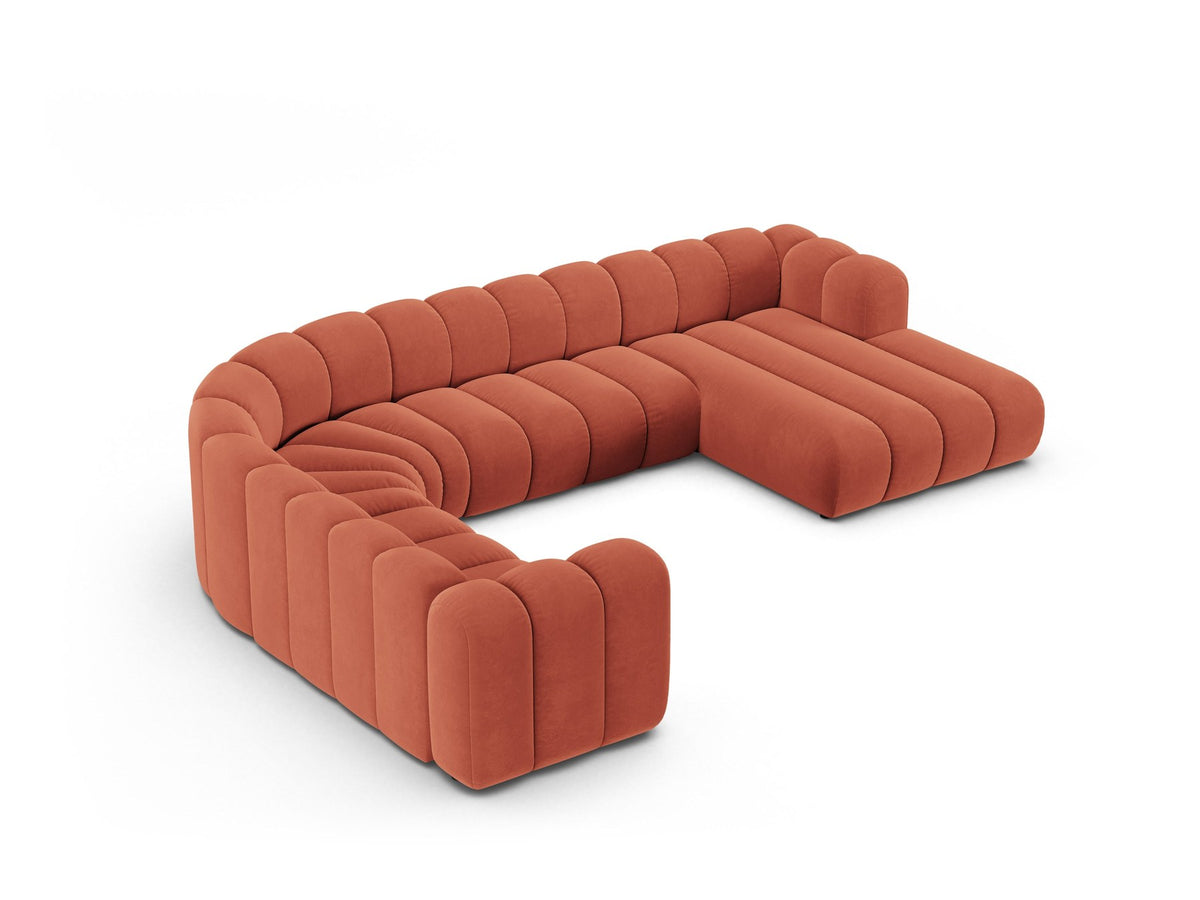 Foto eines modularen Ecksofas links in leichtem Beige aus Samtstoff Venus, mit schwarzen Kunststoffbeinen und breiter Sitzfläche.