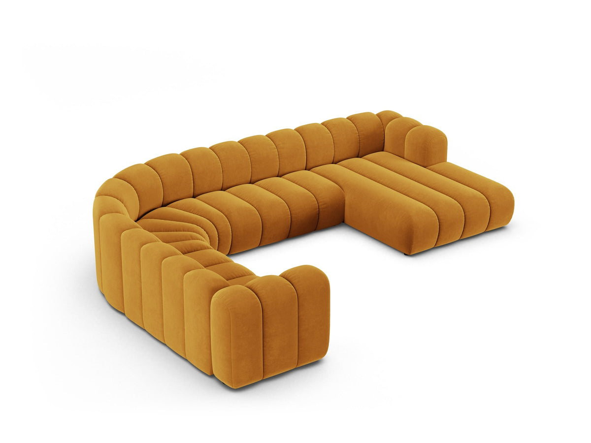 Foto eines modularen Ecksofas links in leichtem Beige aus Samtstoff Venus, mit schwarzen Kunststoffbeinen und breiter Sitzfläche.