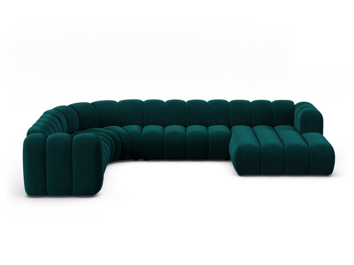 Foto eines modularen Ecksofas links in leichtem Beige aus Samtstoff Venus, mit schwarzen Kunststoffbeinen und breiter Sitzfläche.