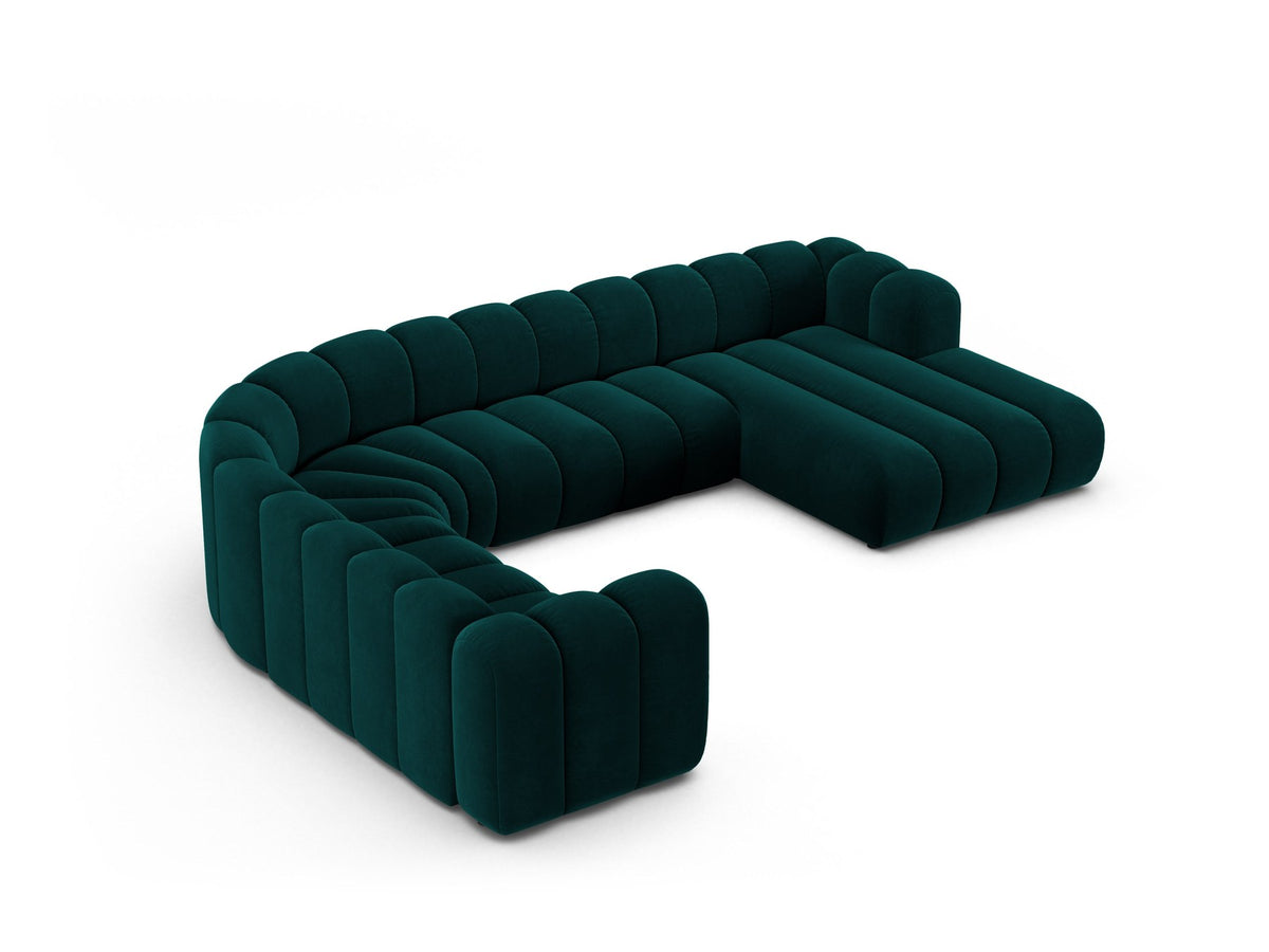Foto eines modularen Ecksofas links in leichtem Beige aus Samtstoff Venus, mit schwarzen Kunststoffbeinen und breiter Sitzfläche.