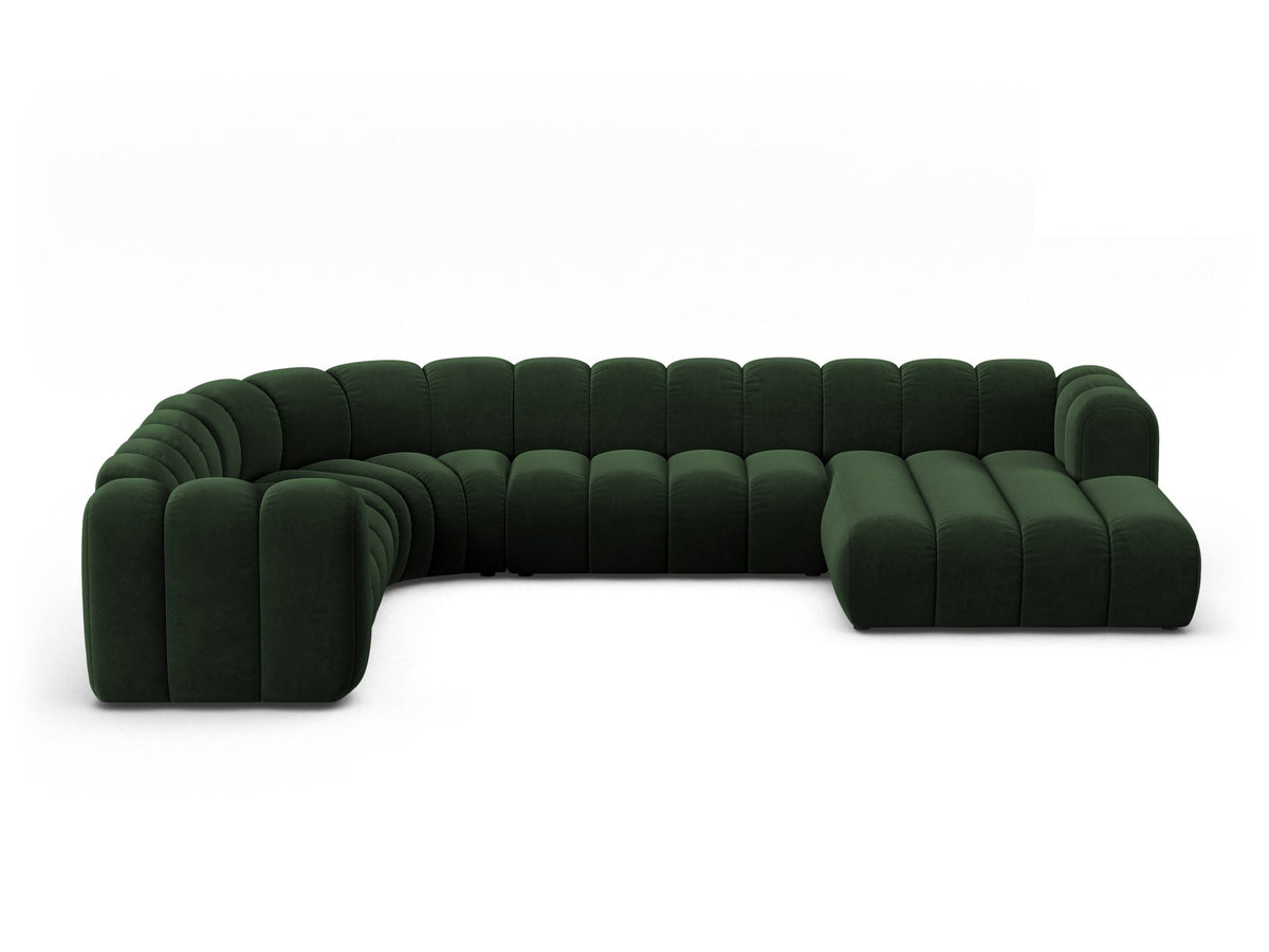 Foto eines modularen Ecksofas links in leichtem Beige aus Samtstoff Venus, mit schwarzen Kunststoffbeinen und breiter Sitzfläche.