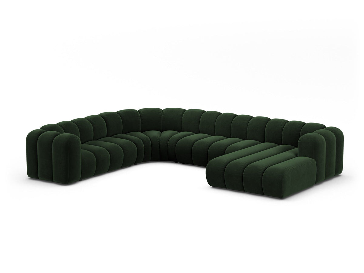 Foto eines modularen Ecksofas links in leichtem Beige aus Samtstoff Venus, mit schwarzen Kunststoffbeinen und breiter Sitzfläche.
