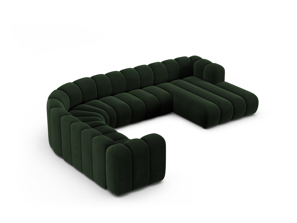 Foto eines modularen Ecksofas links in leichtem Beige aus Samtstoff Venus, mit schwarzen Kunststoffbeinen und breiter Sitzfläche.