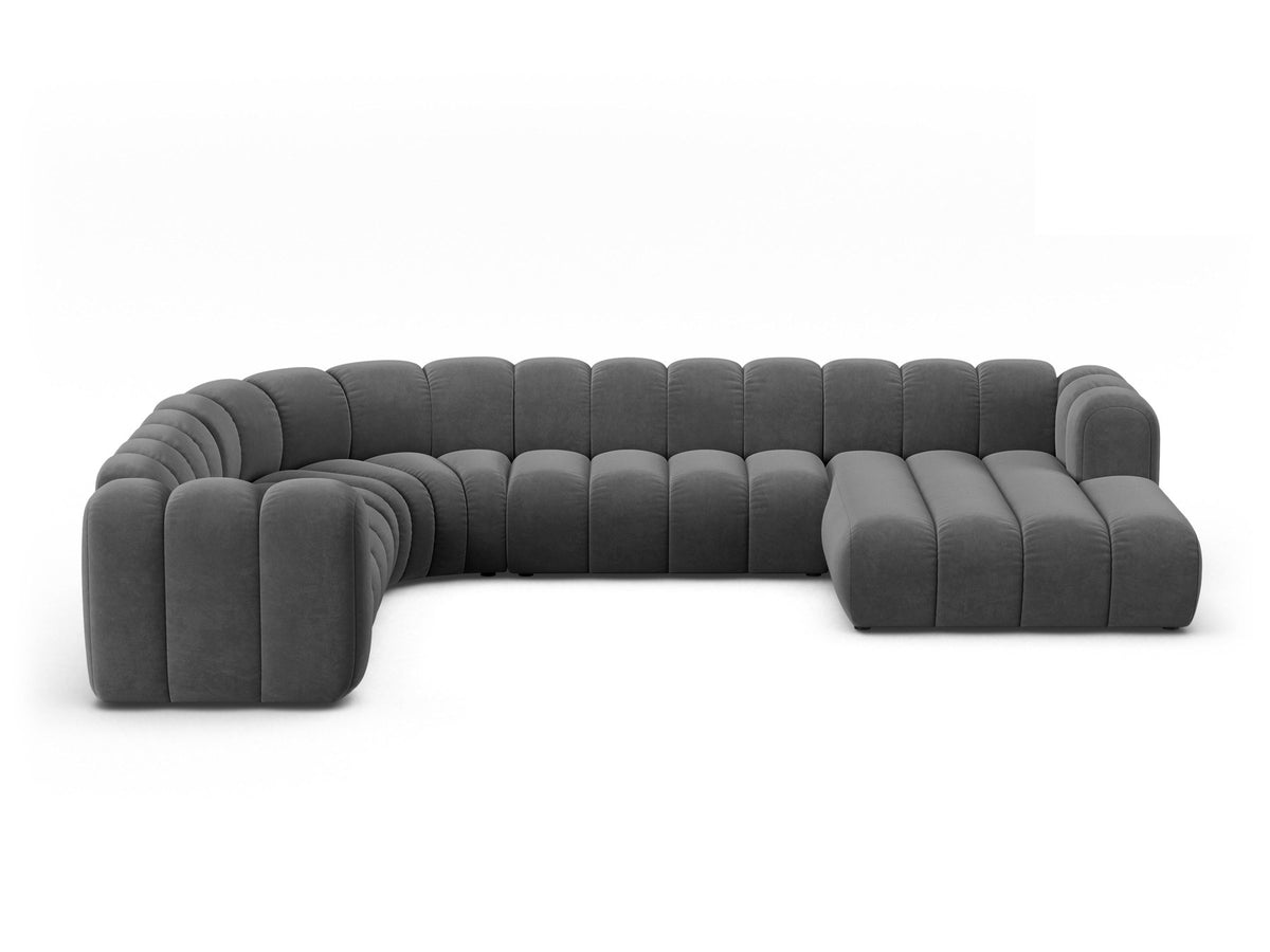 Foto eines modularen Ecksofas links in leichtem Beige aus Samtstoff Venus, mit schwarzen Kunststoffbeinen und breiter Sitzfläche.