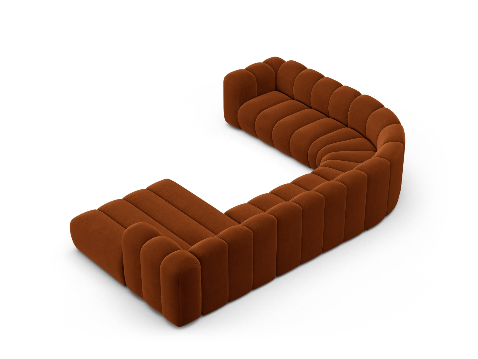 Elegantes, modulares Ecksofa in warmem Terracotta, ideal für stilvolle Wohnräume und entspannte Stunden mit Freunden und Familie.