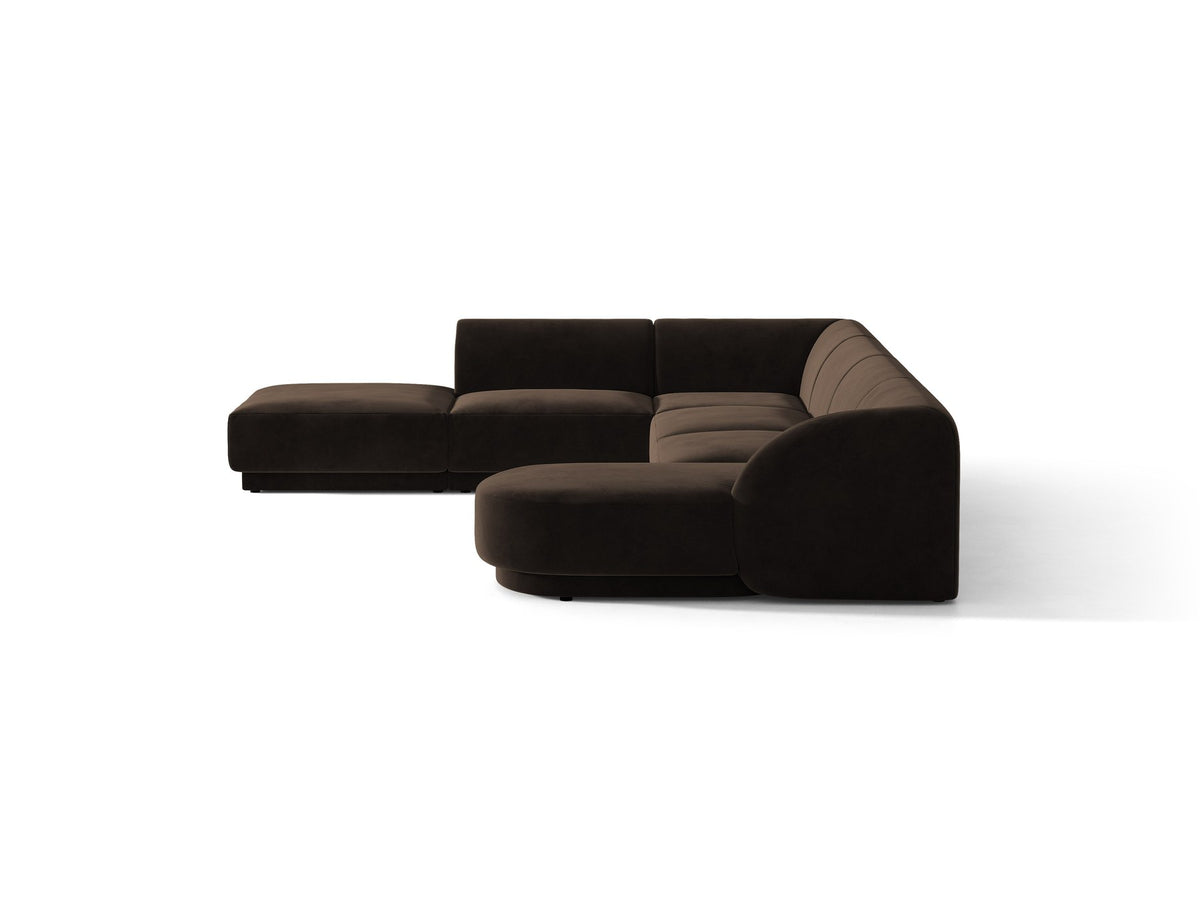 Miley Panoramasofa von Micadoni, Ecksofa links in Dunkelbeige mit Bluvel-Stoffbezug, schwarzen Kunststofffüssen und niedriger Rückenlehne.