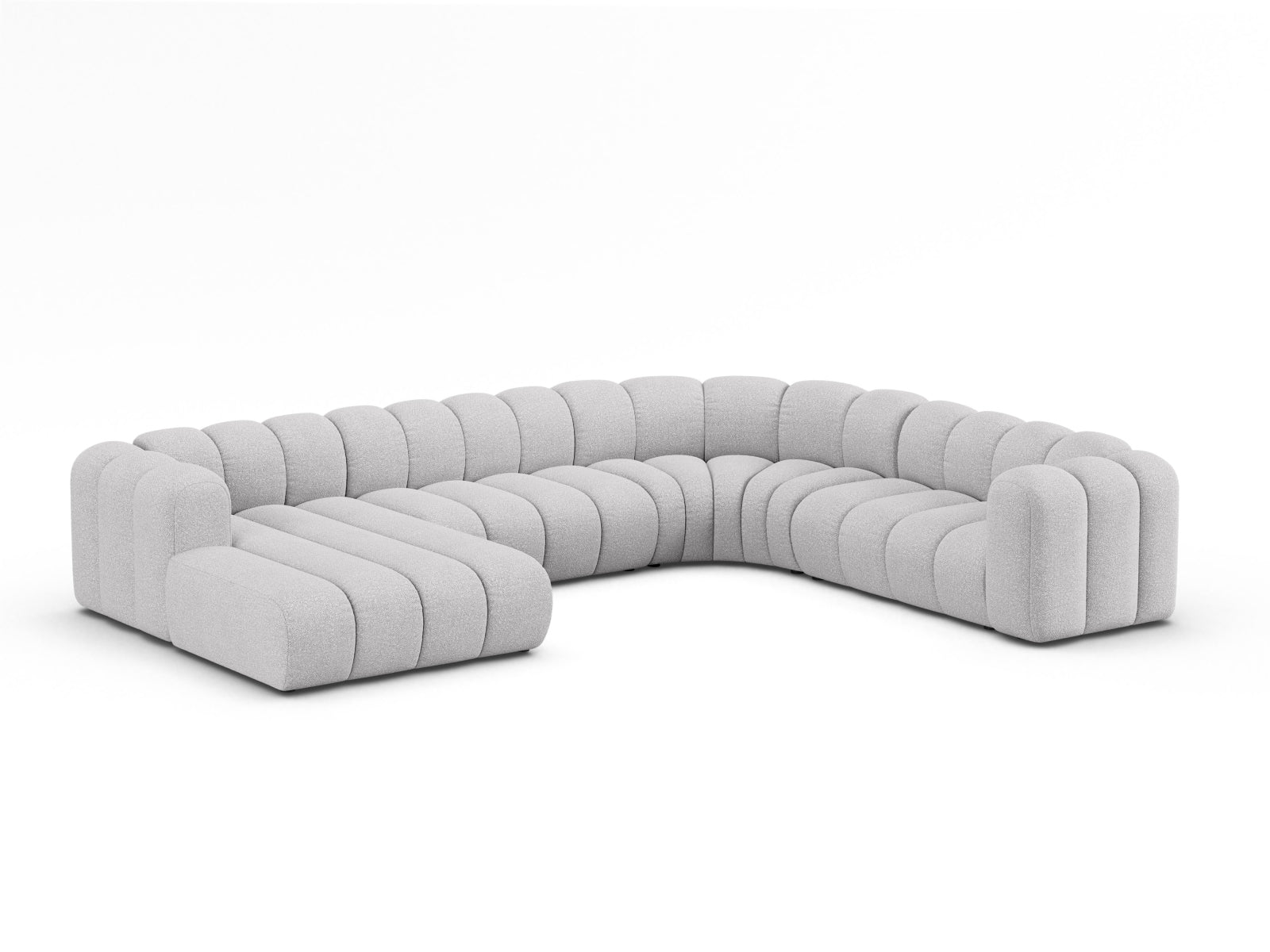 Elegantes Lupine Boucle Ecksofa in hellem Grau, modular und panoramisch, ideal für stilvolle Wohnräume, präsentiert von Micadoni.