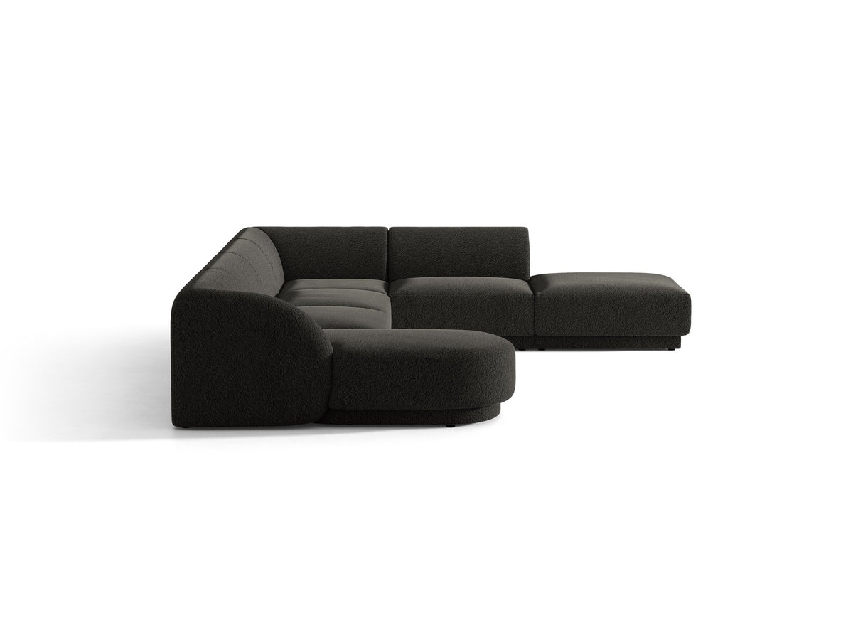 Dunkelbeiges Ecksofa rechts Miley von Micadoni mit Stoffbezug Bluvel, schwarzen Kunststoffbeinen und niedriger Rückenlehne.